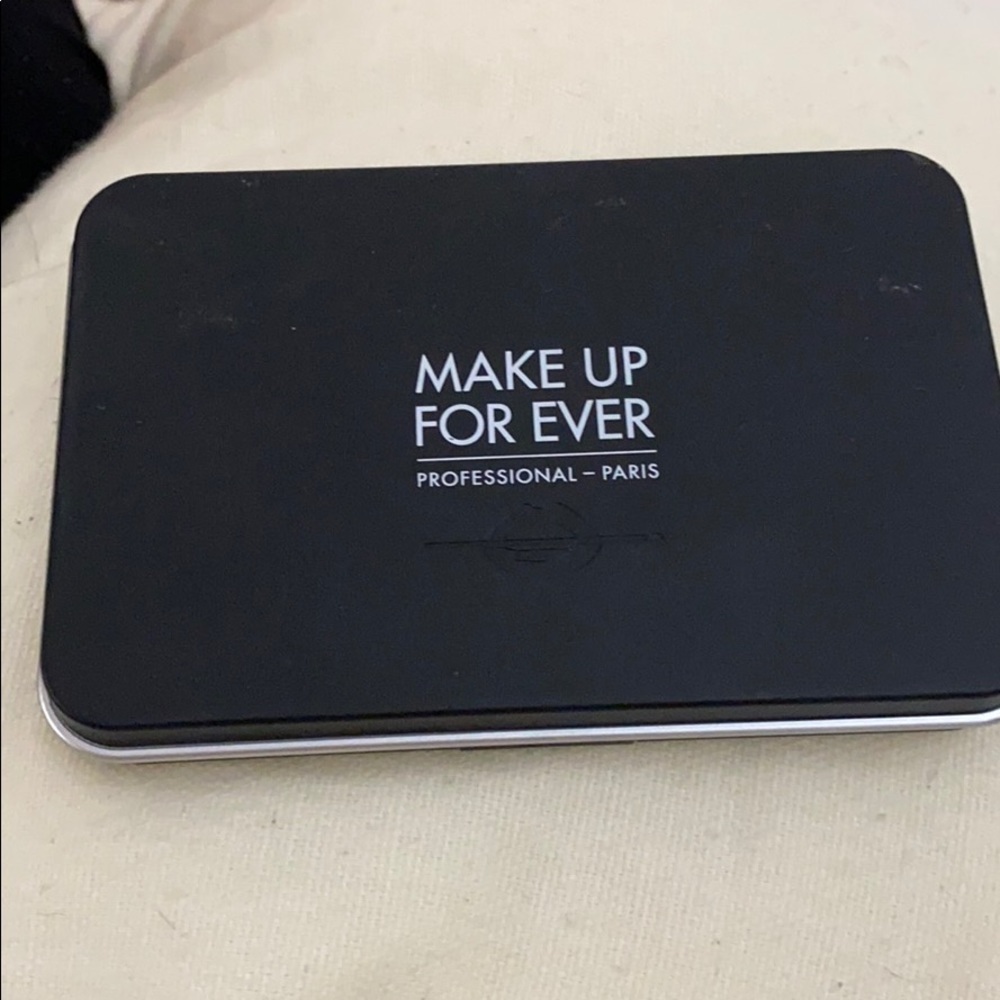 Makeup Forever Matte Velvet Skin. Shade R210